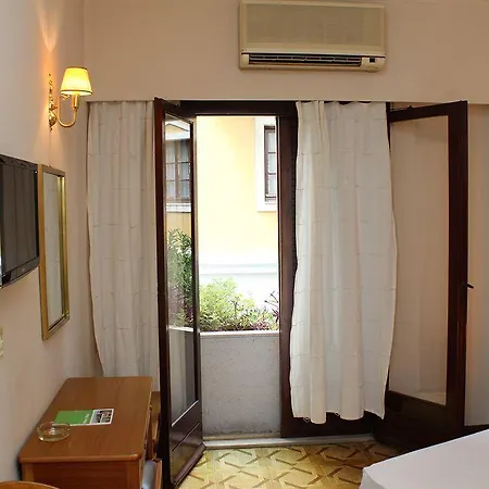 Nefeli Hotel 2*